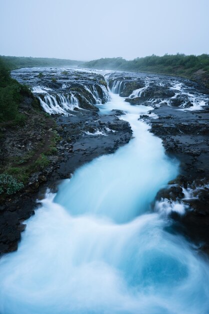 Cascada de Bruarfoss de color turquesa en Islandia