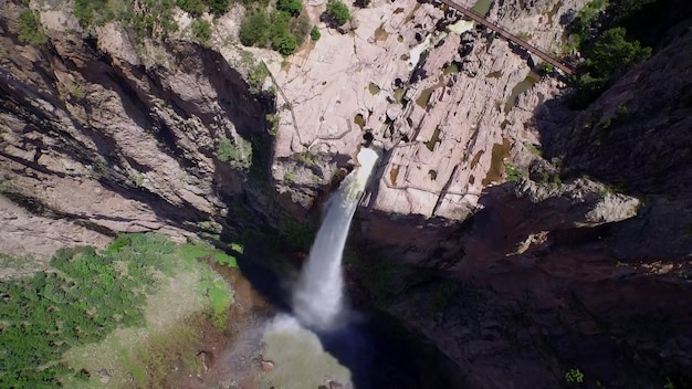 Una cascada cae en un cañón.