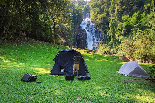 Cascada de camping frente a la cascada.