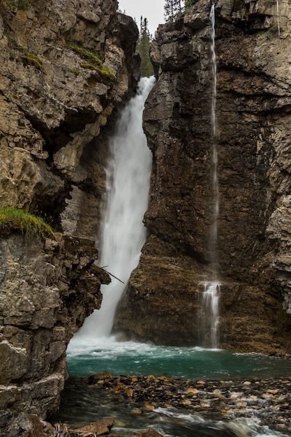 Cascada en el cañón Johnston en banff. Johnston Canyon, Alberta, Canadá