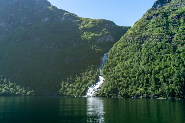 Cascada en cascada en el fiordo de Geiranger en Noruega