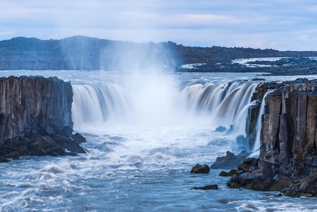 Cascada de la cascada de Selfoss en Islandia