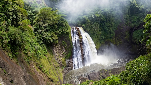 Cascada Catarata del Toro con montañas circundantes en Costa Rica