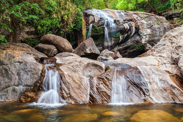 Cascada cerca de Munnar en Kerala