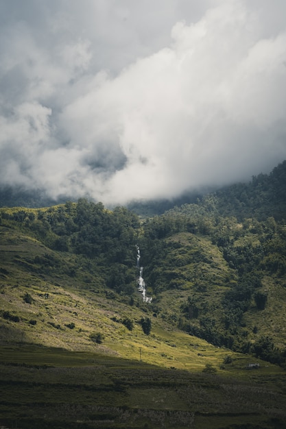 Foto cascada en la cima de la montaña sa pa vietnam