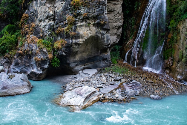 Cascada en el circuito de Annapurna Trekking, Nepal, foto de paisaje