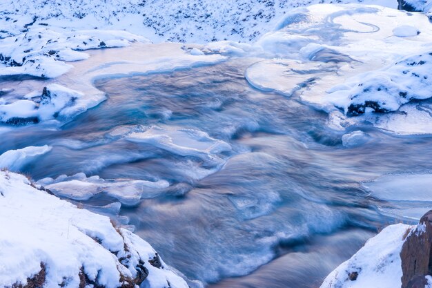 La cascada congelada de Kirkjufell en invierno. Islandia