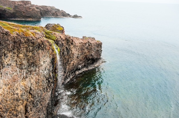 Cascada en la costa de la isla Disco, oeste de Groenlandia