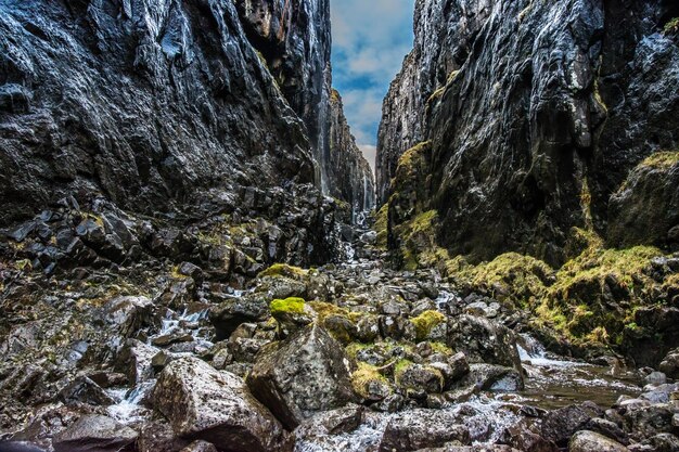 Una cascada en una cueva