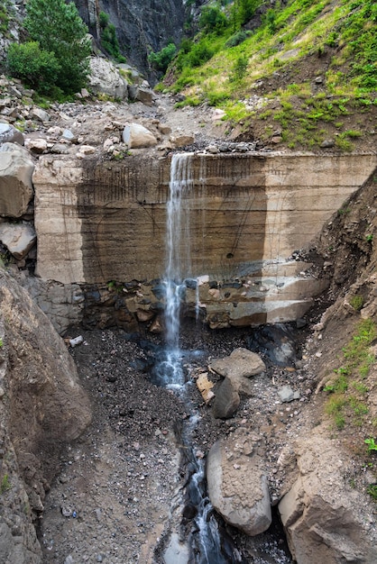 Cascada en un desfiladero de montaña