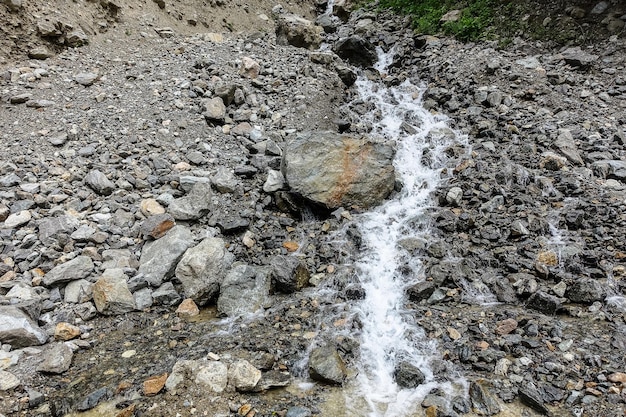 Cascada en el desfiladero del río Cherek en las cercanías del tramo de Ushtulu Cáucaso junio de 2021