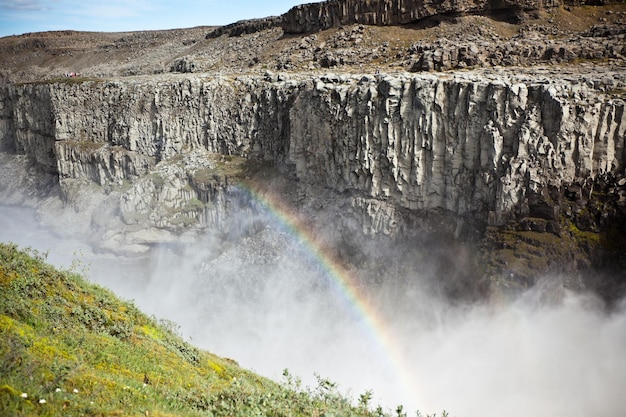 Cascada Dettifoss en Islandia con arco iris