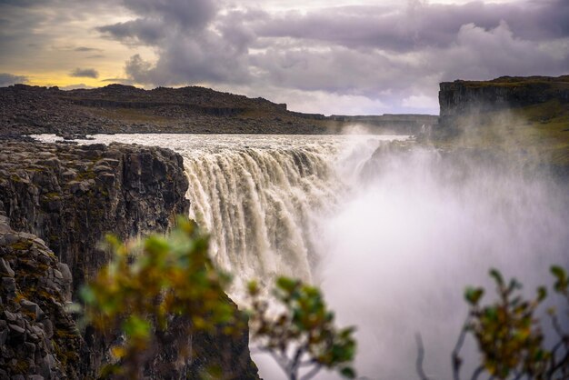 Cascada dettifoss ubicada en el río jokulsa a fjollum en islandia