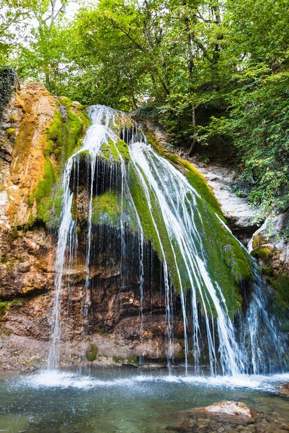 Cascada de Djurdjur en Haphal Gorge en Crimea