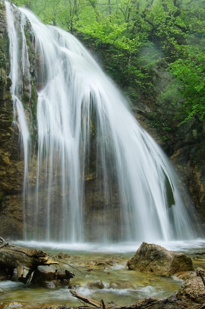 La cascada DzhurDzhur fluye después de fuertes lluvias en la cordillera de la península de Crimea La península fue anexada a la Federación Rusa Ucrania