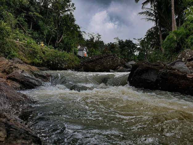 La cascada se encuentra no lejos del monte Merapi en java en indonesia