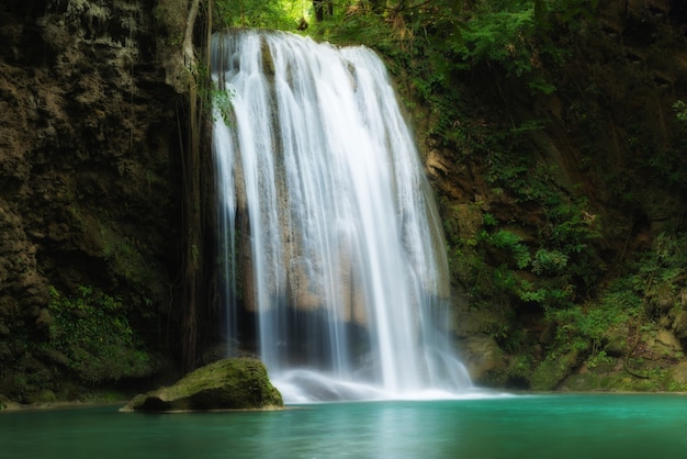 Cascada de Erawan en Kanchanaburi, Tailandia.