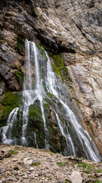 La cascada es la cascada más famosa y hermosa.