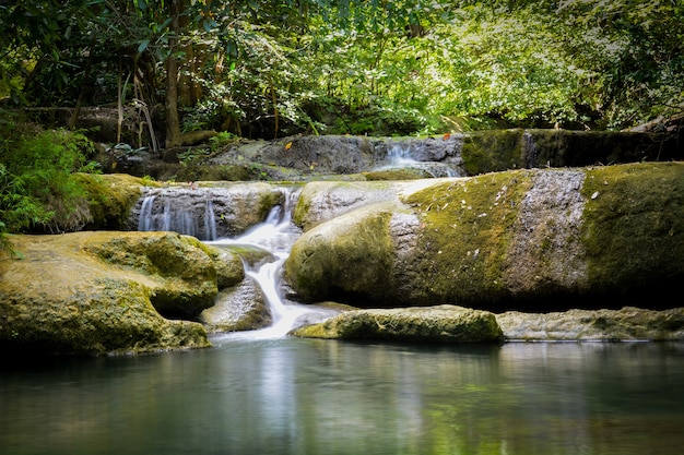 Cascada escondida en la selva tropical en la provincia de kanchanaburi Asia asia suroriental Thail