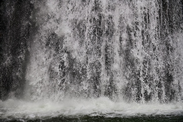 Cascada de estyube en el lago teletskoye en las montañas de altai