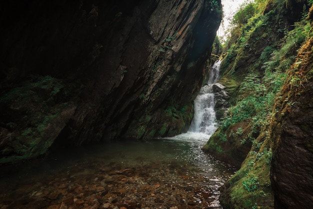 Cascada de Estyube en el lago Teletskoye