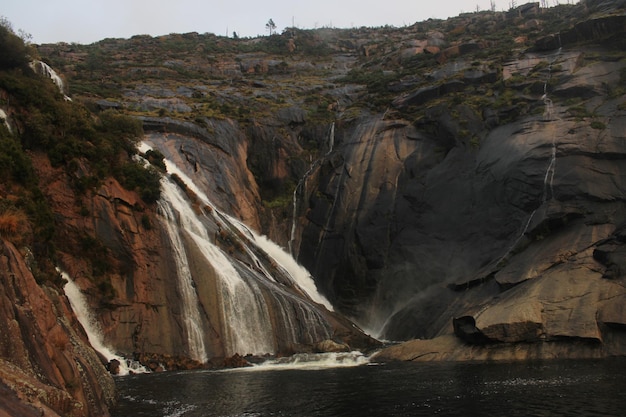 Foto cascada de ézaro