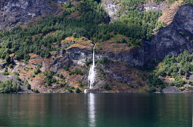 La cascada en el fiordo de Sogne, Noruega