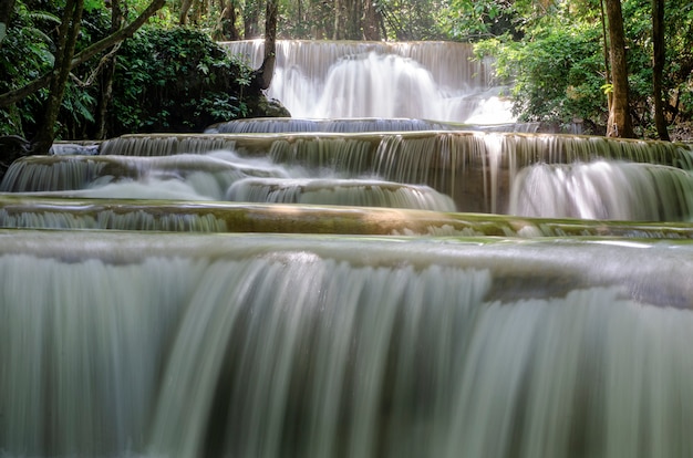 La cascada fluye a través de las rocas.