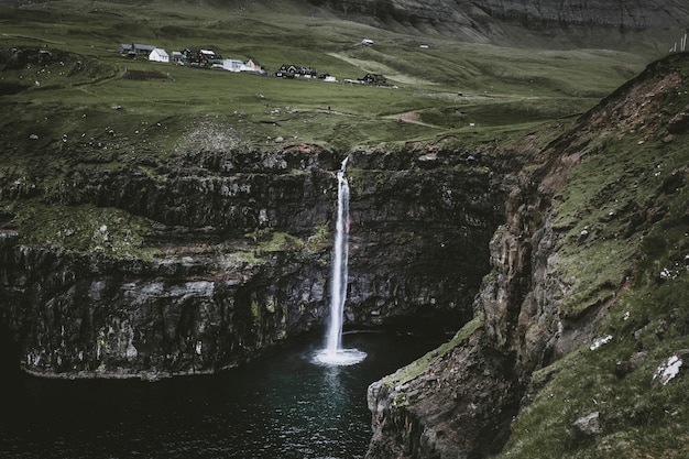 Cascada de Gasadalur en la isla de Faroe