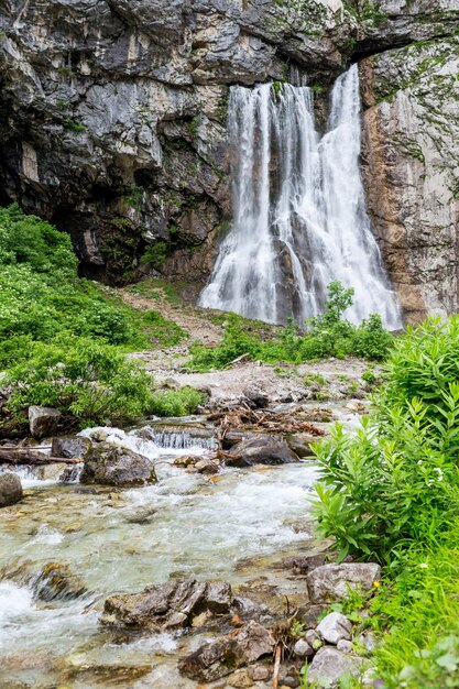 Cascada de Gegsky en el bosque, Abjasia