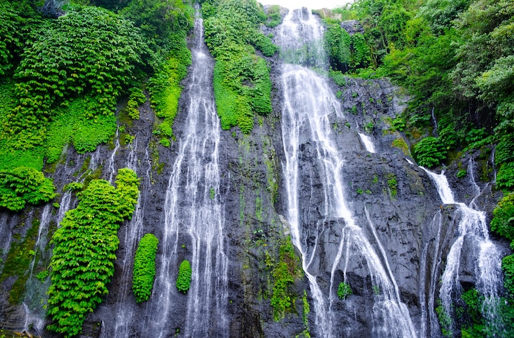 Foto cascada gemela de banyumala en ladera de montaña en bali. cascada cascada de la selva en la selva tropical con estanque de roca y azul turquesa.