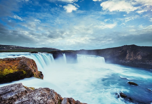 La cascada de Godafoss al atardecer El mundo de la belleza Islandia Europa