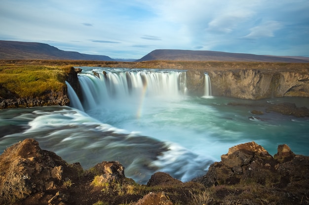 Cascada de Godafoss (ISLANDIA). Atracciones turísticas famosas y destinos de referencia en el paisaje natural islandés. Valle de Bardardalur, río Skjalfandafljot, Islandia.