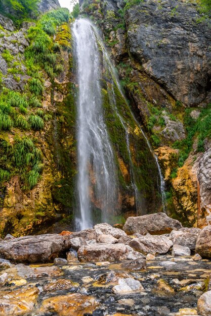 Cascada de Grunas en el parque nacional de Theth en verano Albania Alpes albaneses