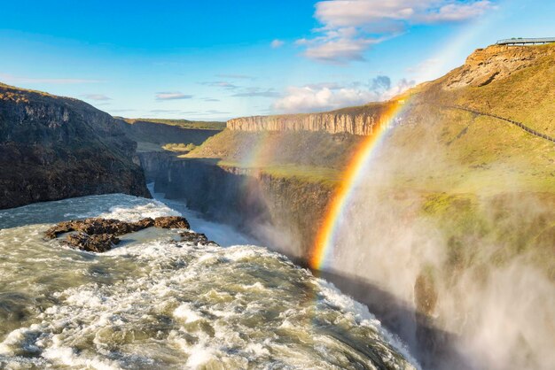 Cascada de Gullfoss con arco iris en verano (vista de pájaro), Islandia