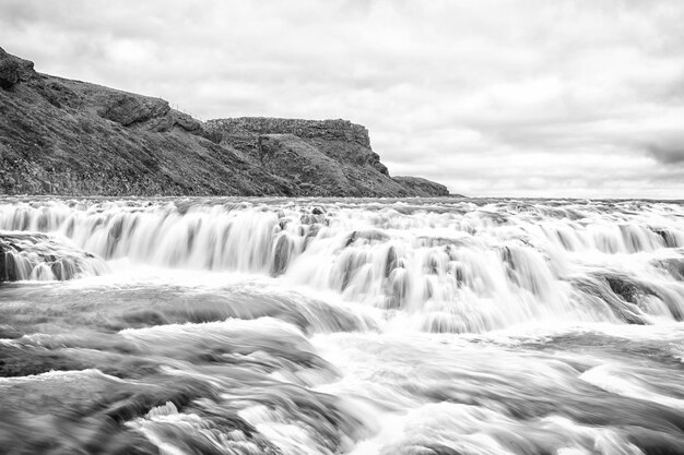 Cascada de Gullfoss o cascada de Golden Falls en el cañón del río en Islandia en el valle de montaña en nublado