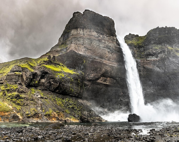 Cascada de Haifoss en el oeste de Islandia