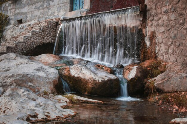 Foto una cascada hecha por el hombre en ain al thawarah en nakhl oman