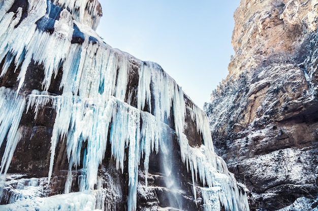 Cascada helada. Hermoso paisaje de invierno