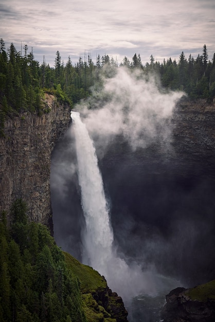 Cascada Helmcken Falls en el río Murtle