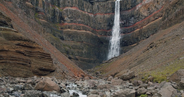 Cascada Hengifoss ubicada en el este de Islandia