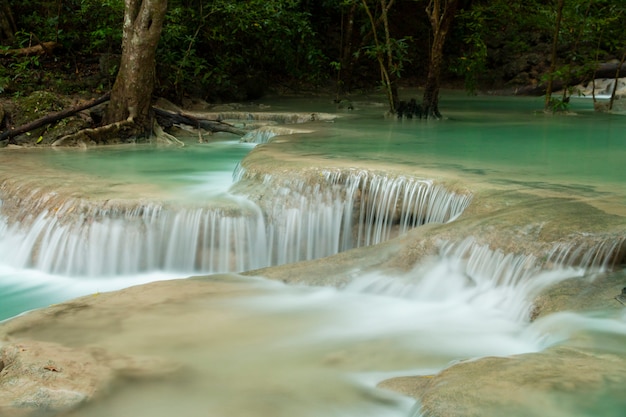 Cascada hermosa - cascada de Erawan en el parque nacional de Erawan en Kanchanaburi, Tailandia.