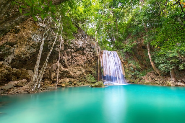 Cascada hermosa (cascada del erawan) en la provincia de Kanchanaburi asia Asia suroriental Thaila