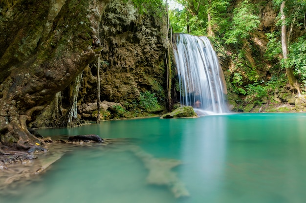 Cascada hermosa en el parque nacional de la cascada de Erawan en Kanchanaburi, Tailandia