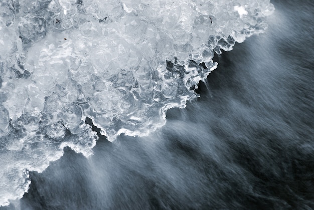 Cascada de hielo congelado en la roca