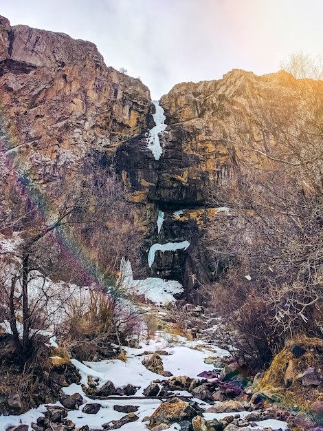 Cascada de hielo en la pendiente pico