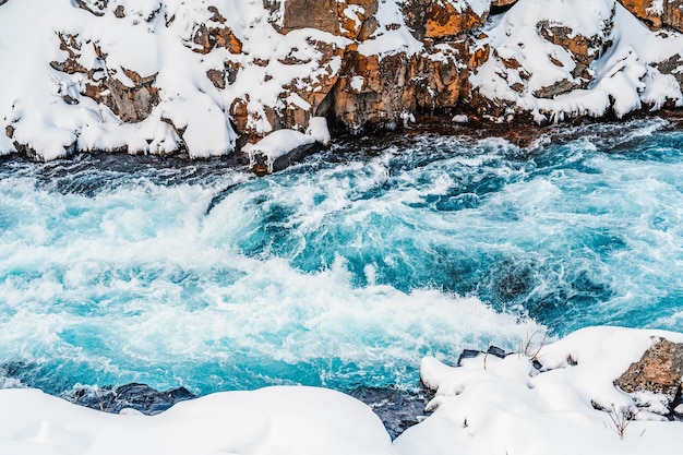 Cascada de Hlauptungufoss La 'cascada más azul de Islandia' El agua azul fluye sobre las piedras Invierno Islandia Visitar Islandia Senderismo a la cascada de bruarfoss