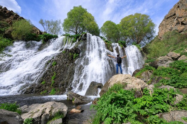 Cascada de hombre y shaki