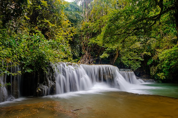 Cascada de Huai-mae-kha-min hermosa cascada del segundo piso en el parque nacional de Kanchanaburi Tailandia