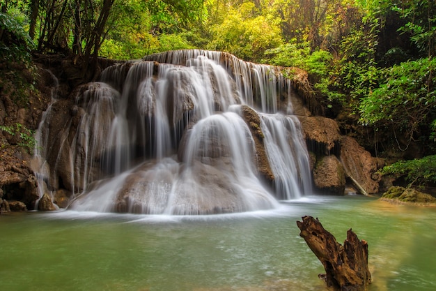 Cascada de Huai Mae Khamin en el bosque profundo, Tailandia